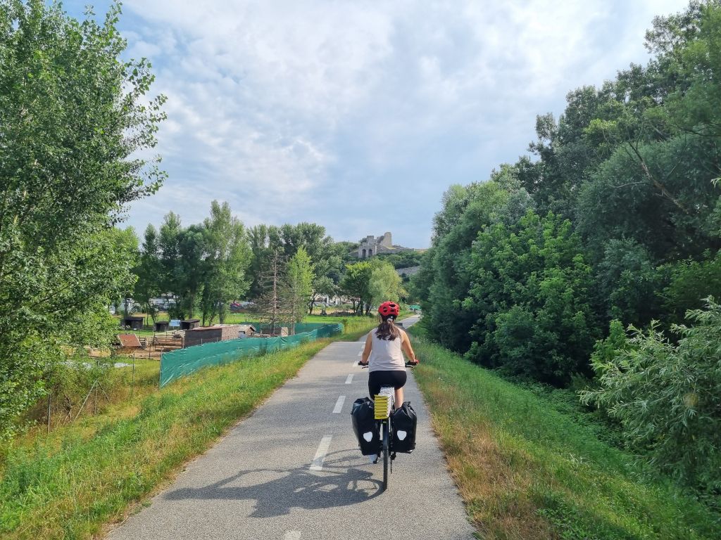 carril bici en el camino del danubio en eslovaquia llegando al castillo de devin