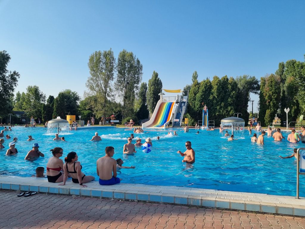 piscina camping komarom