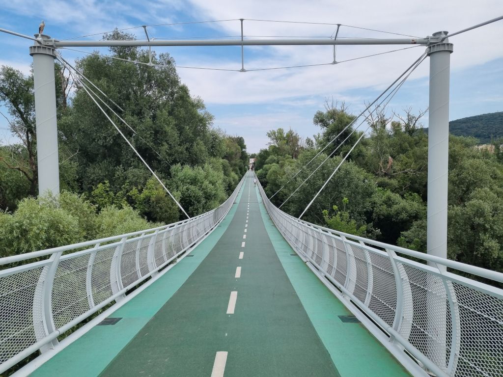 puente ciclista de la libertad sobre el rio morava entre austria y eslovaquia