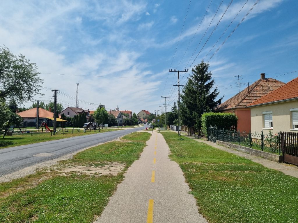 carril bici en la parte húngara del camino del danubio desde bratislava a gyor