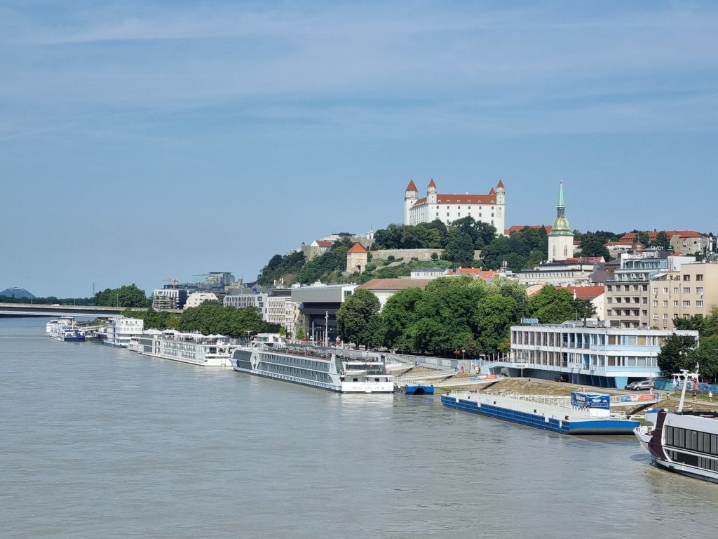 castillo de bratislava desde el puente que cruza el danubio