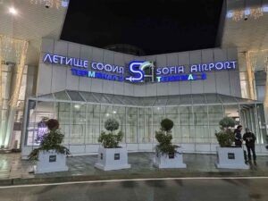 Fuera de la Terminal 2, en el aeropuerto de Sofía