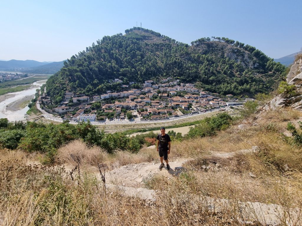 vistas del barrio gorica de berat