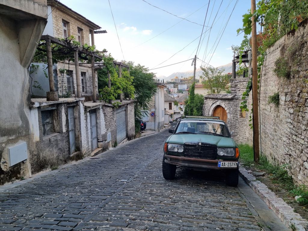 calle de bajada a la parte nueva de gjirokastra