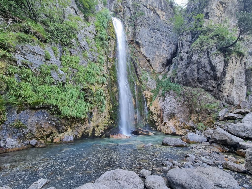 cascada grunas cerca de theth