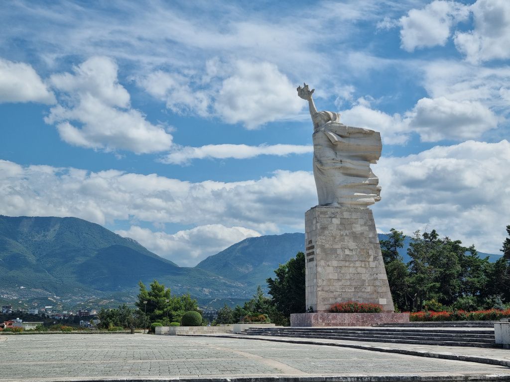 estatua madre albania tirana