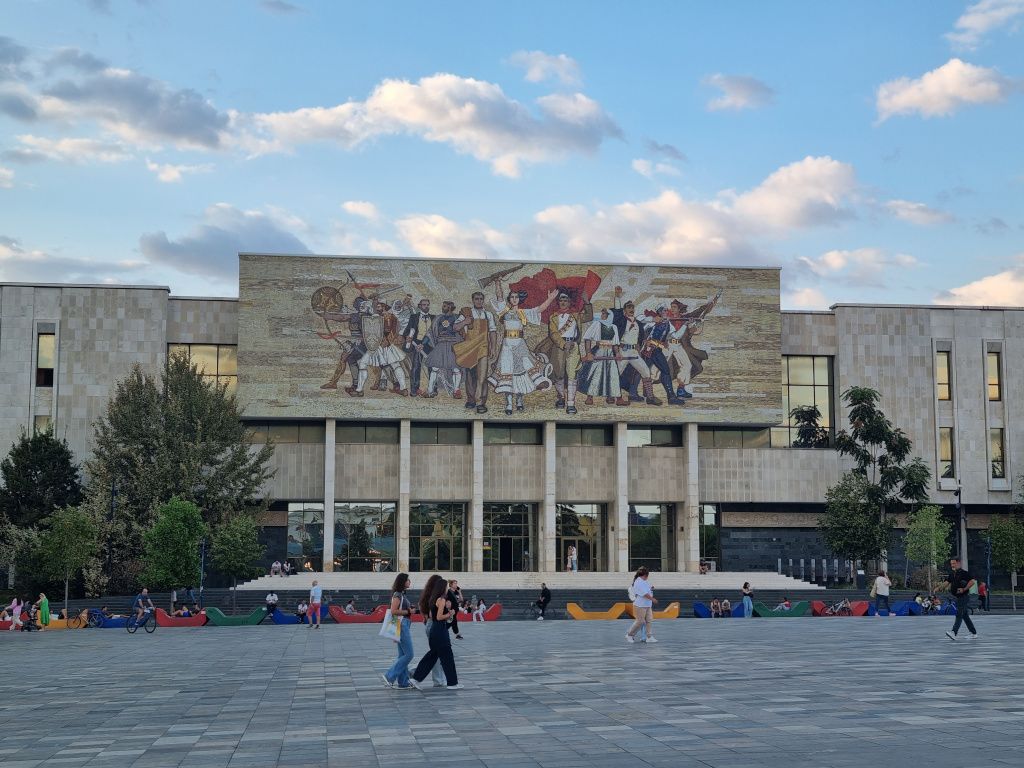 fachada museo historia nacional albania