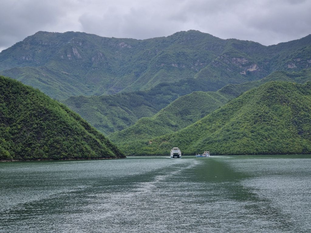 ferry por el lago koman
