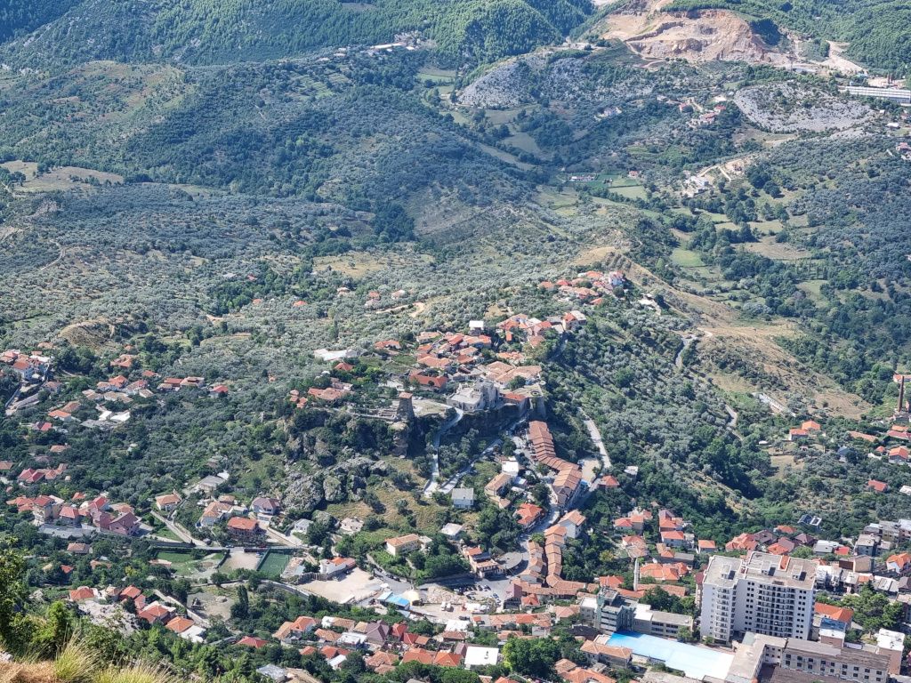 vistas de kruja desde la montaña