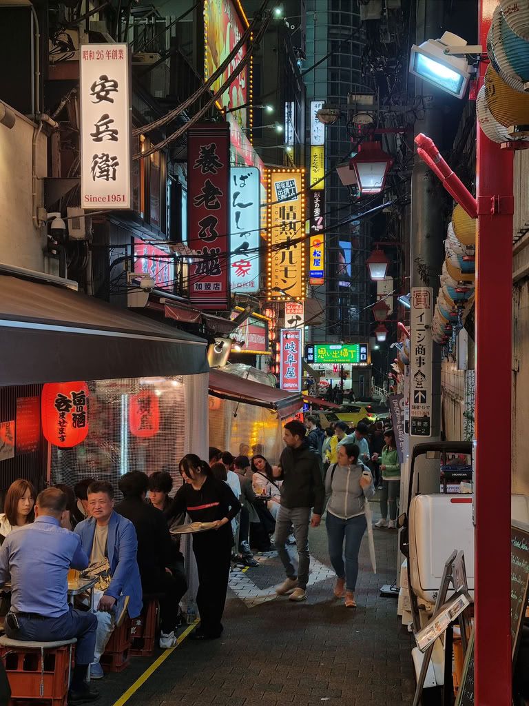 puestos de comida en el callejón Omoide Yokocho en Shinjuku