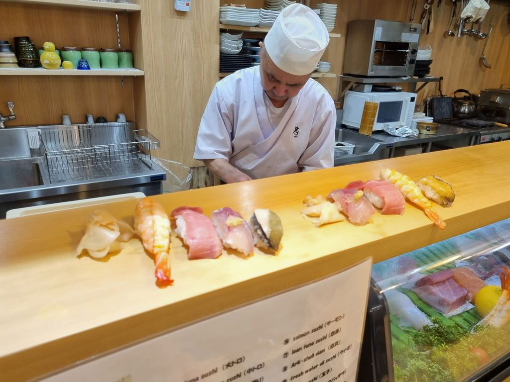 cenando sushi en Matsuyama
