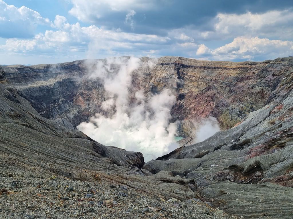 cráter del monte aso en japón