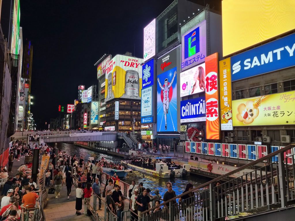canal en dotonburi de noche en osaka