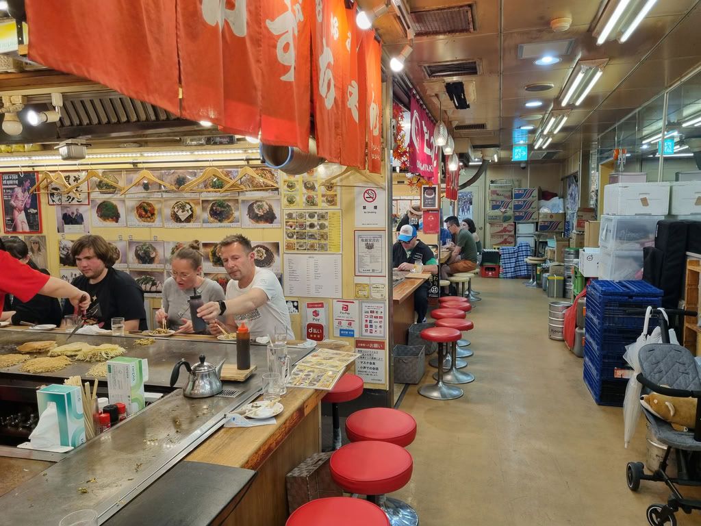 puestos de okonomiyaki en okonomimura en hiroshima