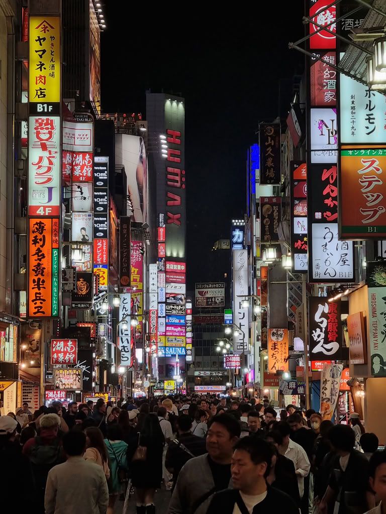 calle de shinjuku de noche