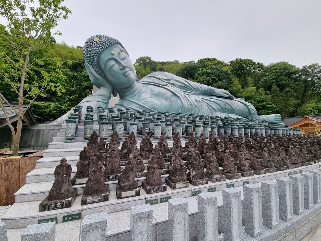 buda reclinado gigante en el templo nanzoin en Fukuoka