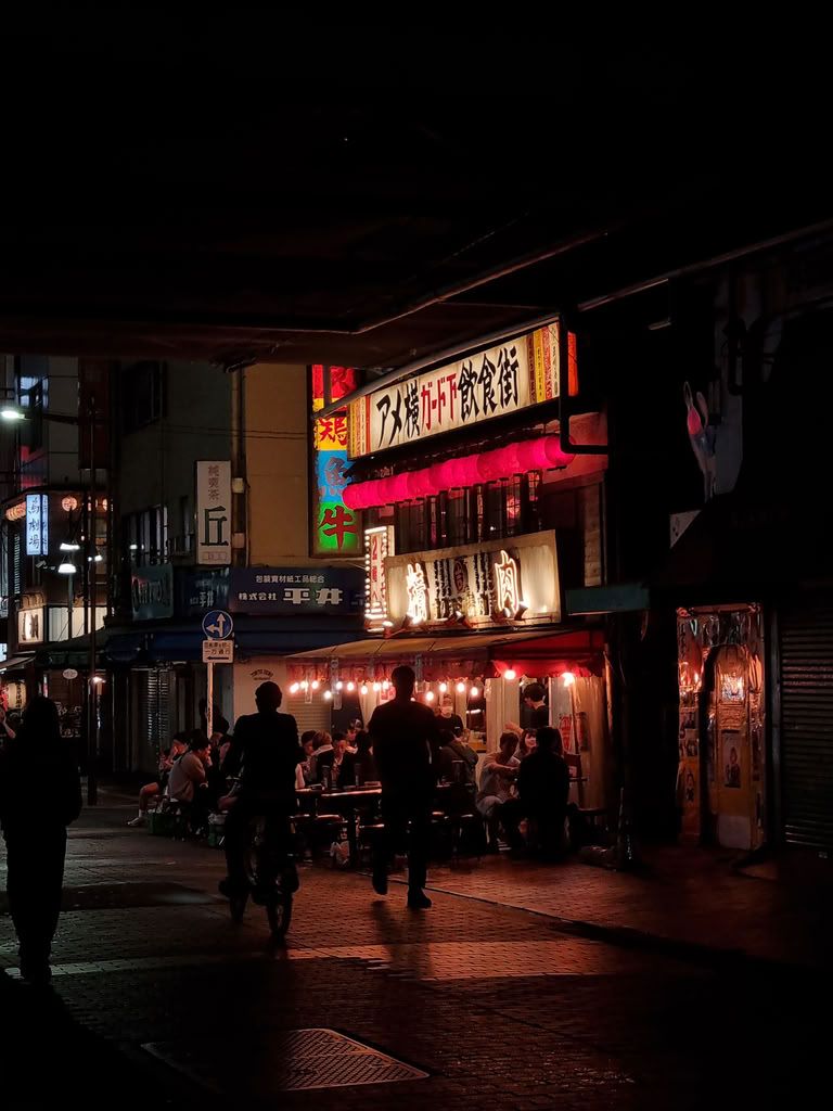 ambiente nocturno de tokio barrio ueno