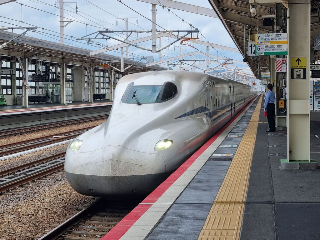 tren shinkansen en la estación de Himeji