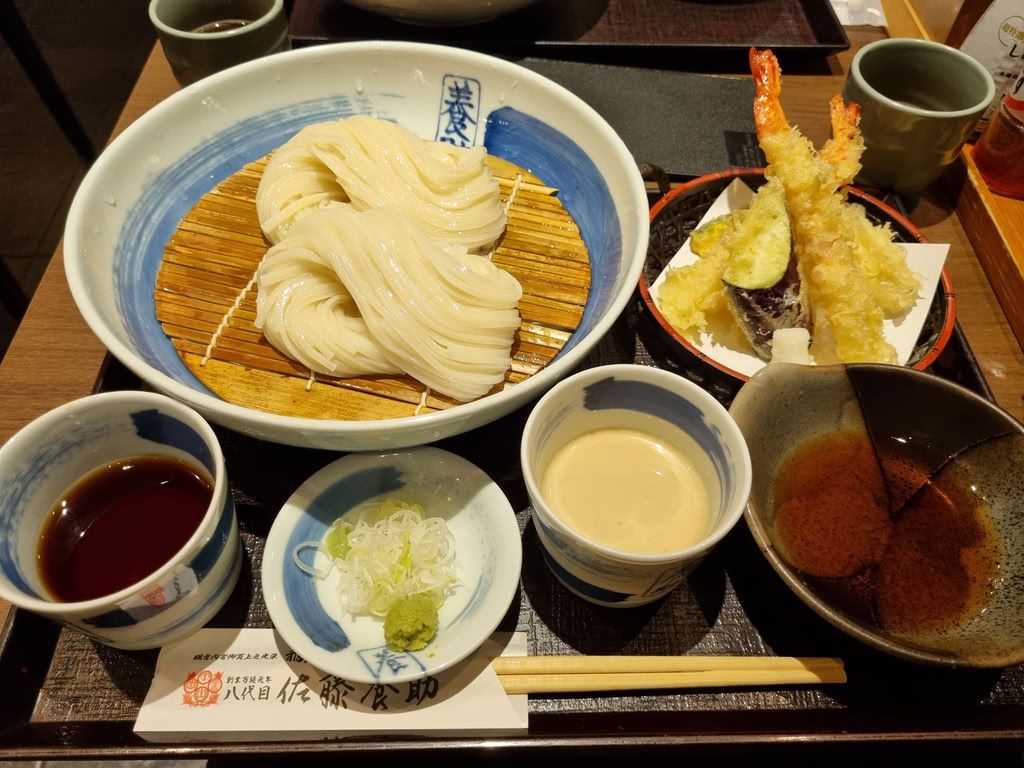 udon con condimentos y tempura en ginza